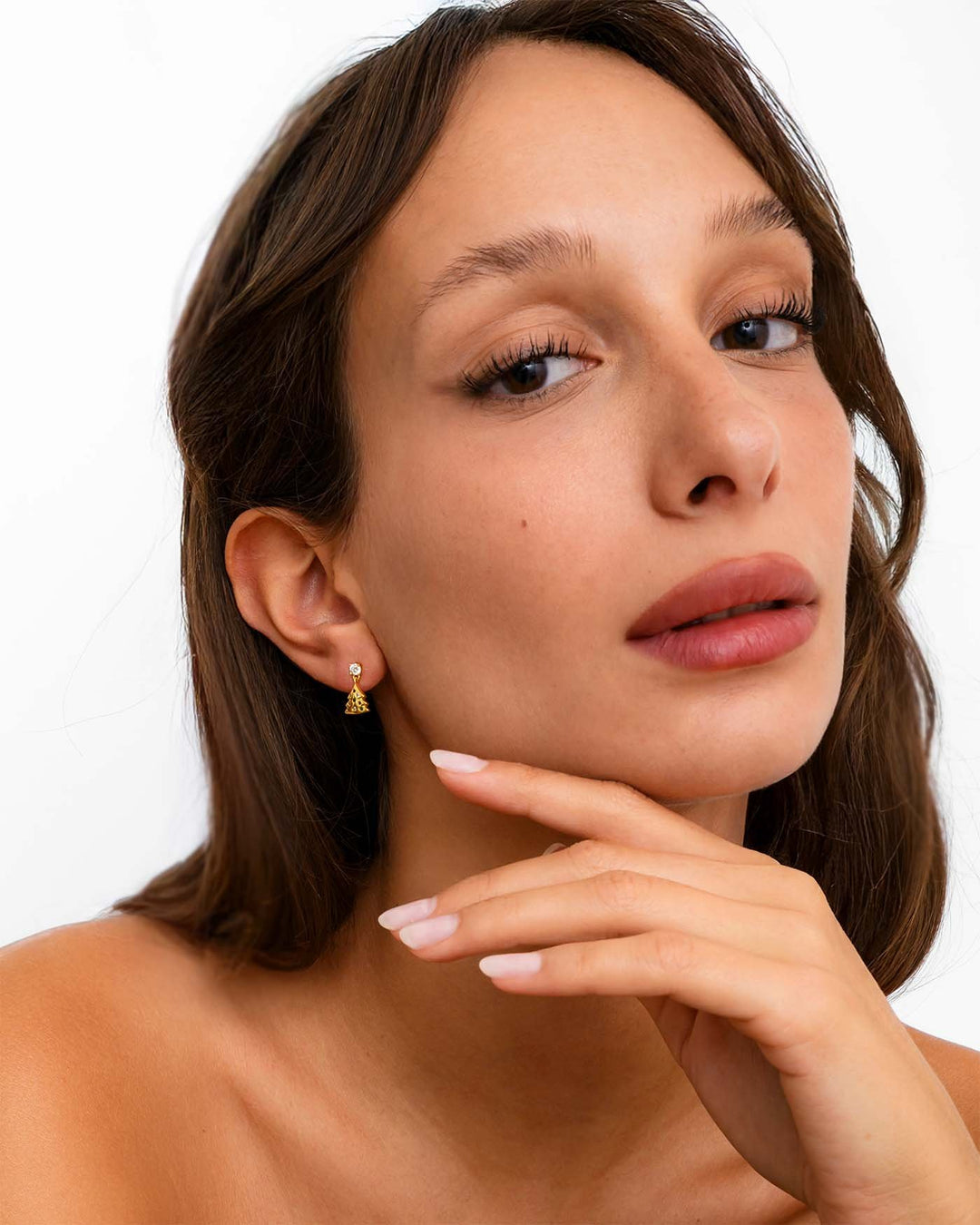 modella indossa orecchino christmas tree oro