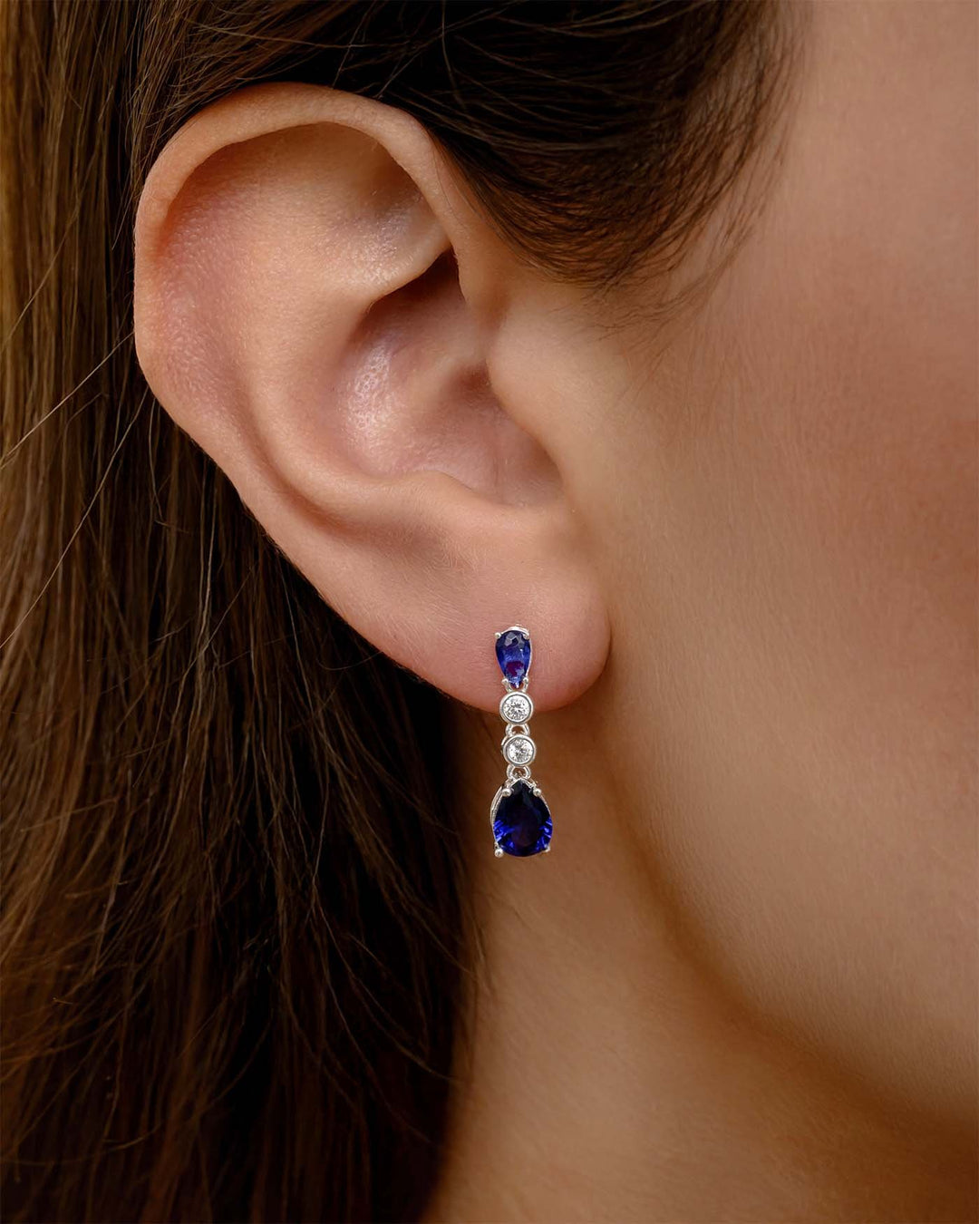 close up indossato orecchino cold argento