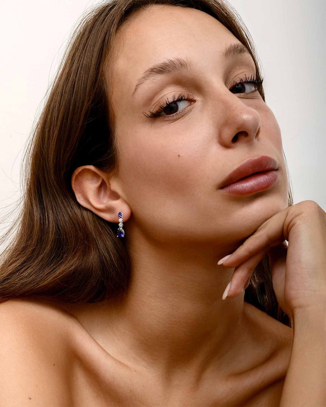 modella indossa orecchino cold argento