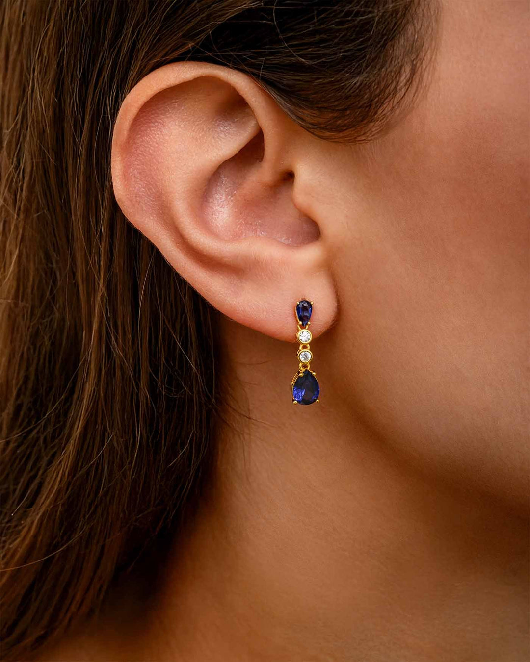 close up indossato orecchino cold oro