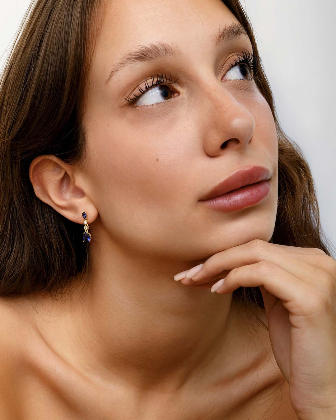 modella indossa orecchino cold oro