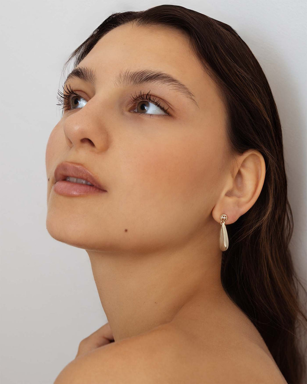 orecchino drop argento indossato su modella