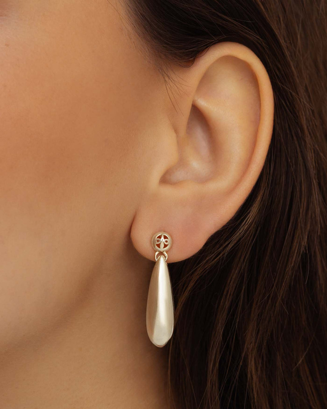 close up dell'orecchino drop argento indossato