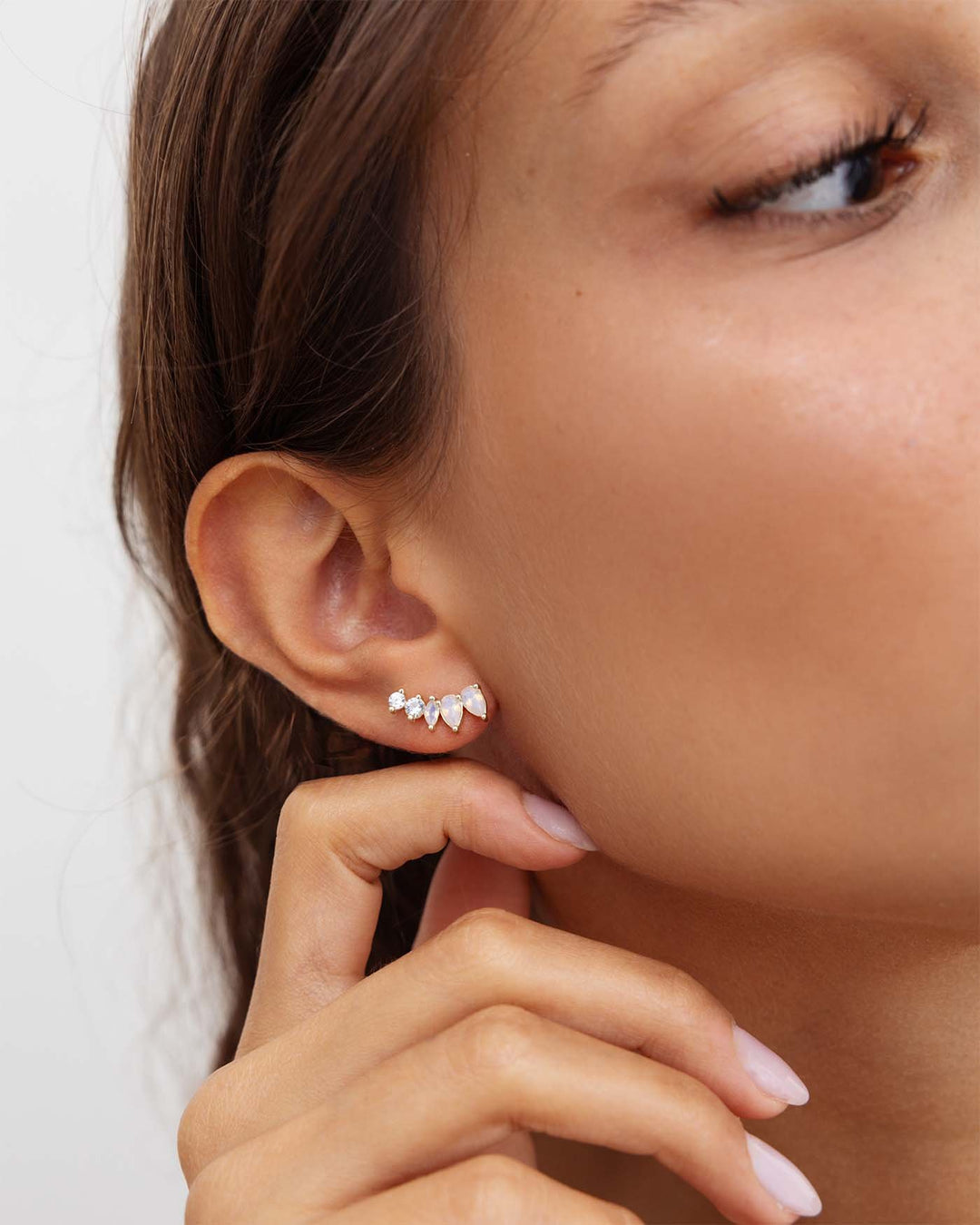 modella indossa orecchino floral argento