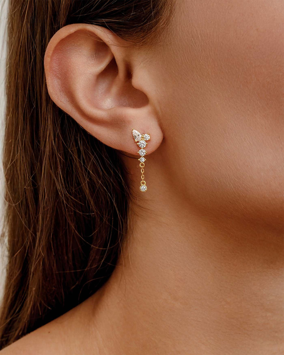 close up indossato orecchino glimmer oro