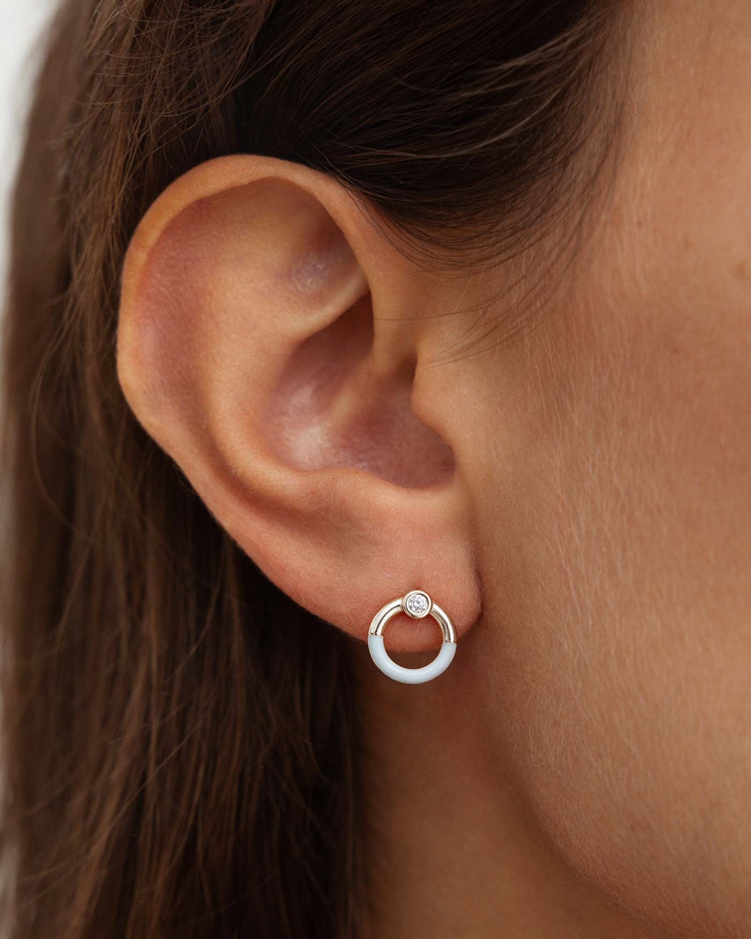 close up indossato orecchino glossy argento