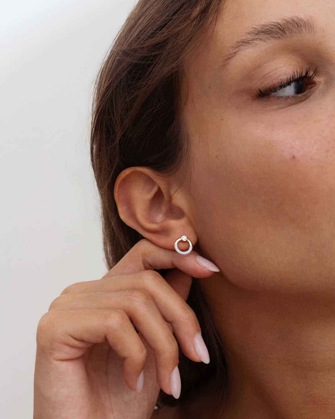 modella indossa orecchino glossy argento