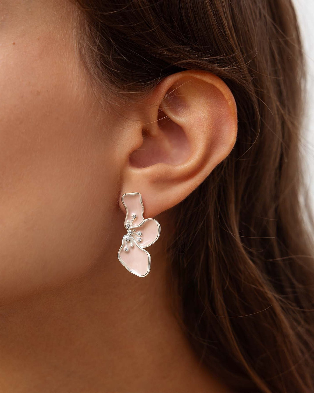 close up dell'orecchino goddess argento indossato