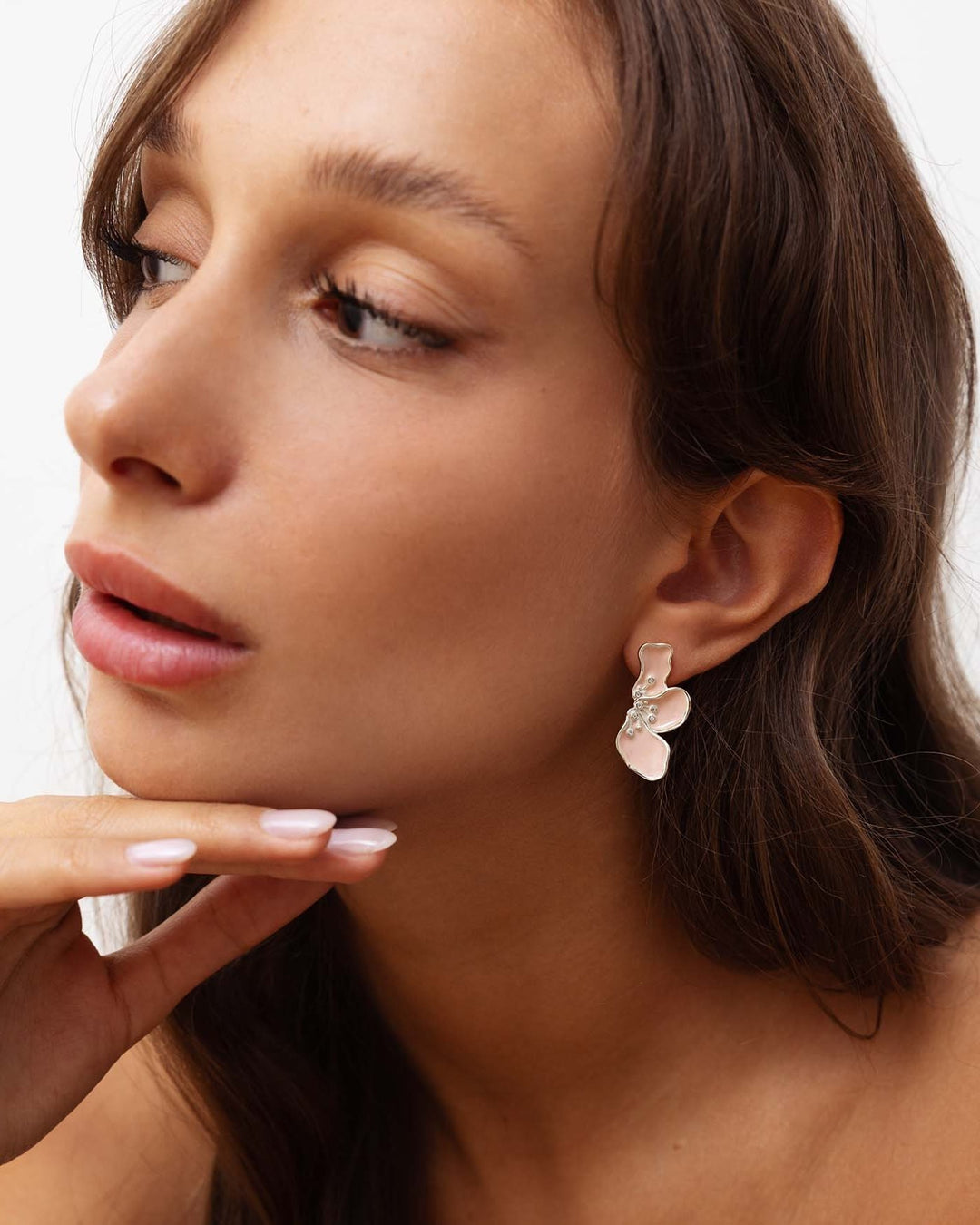 orecchino goddess argento indossato su modella