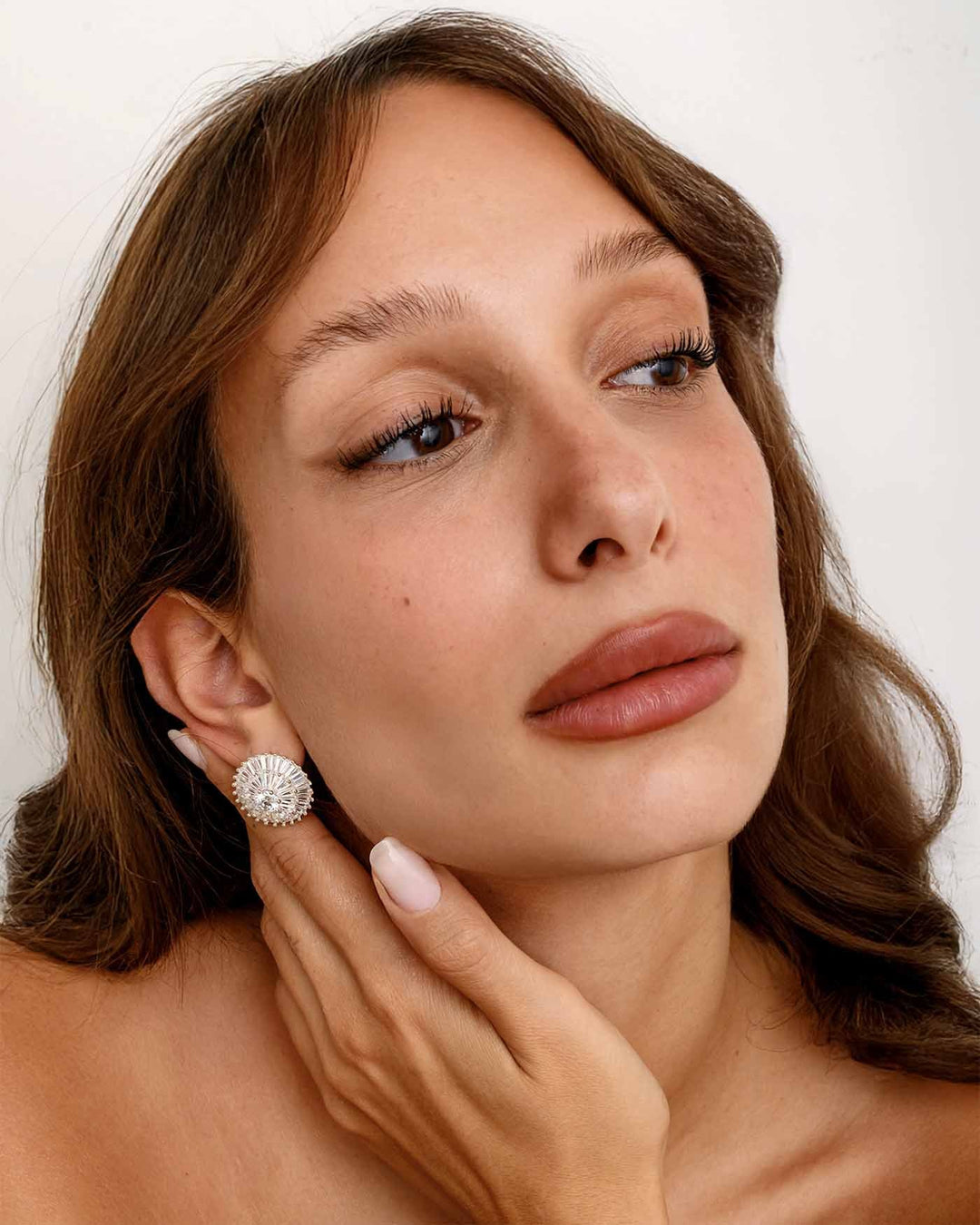 modella indossa orecchino harmony argento