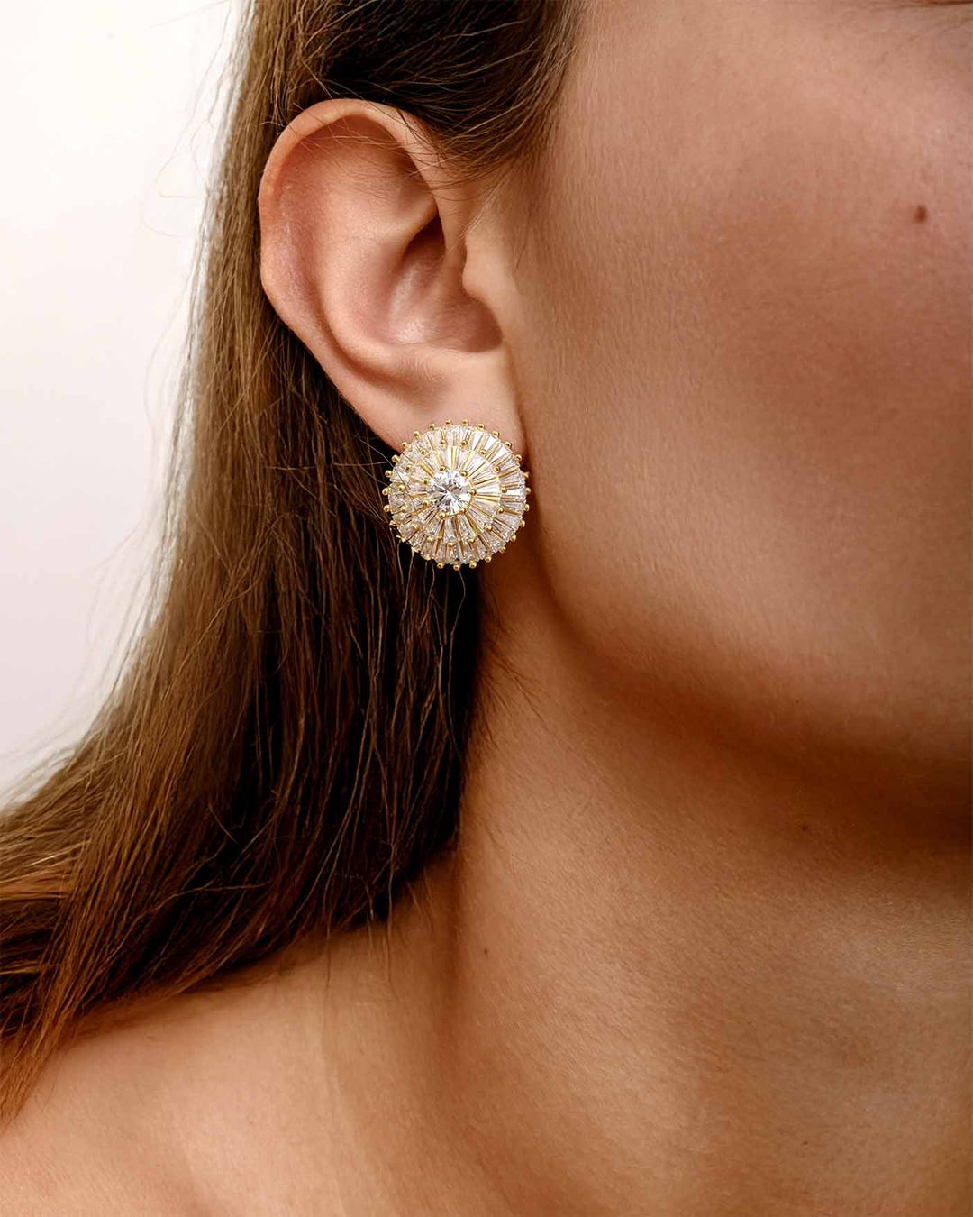 close up indossato orecchino harmony oro