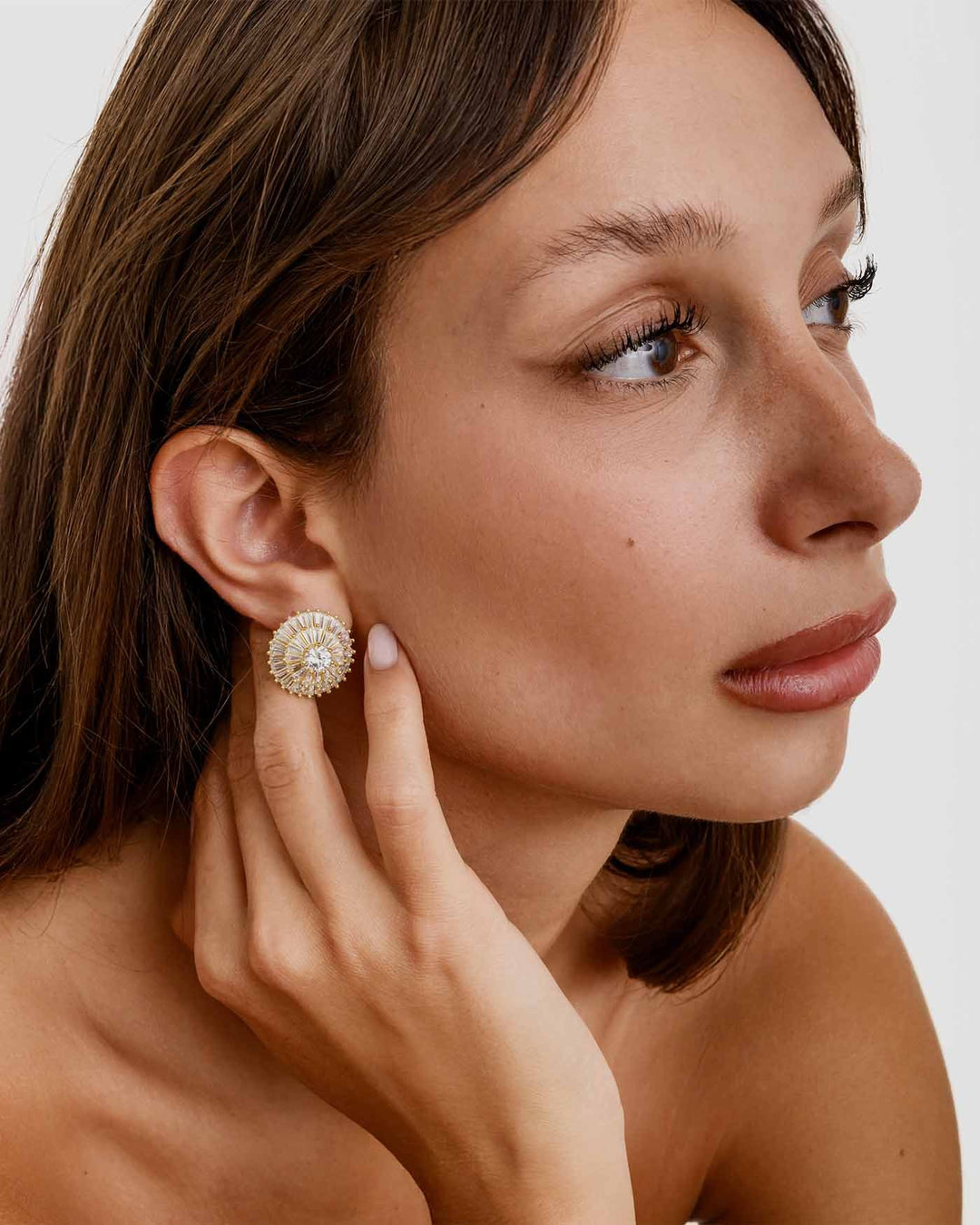 modella indossa orecchino harmony oro