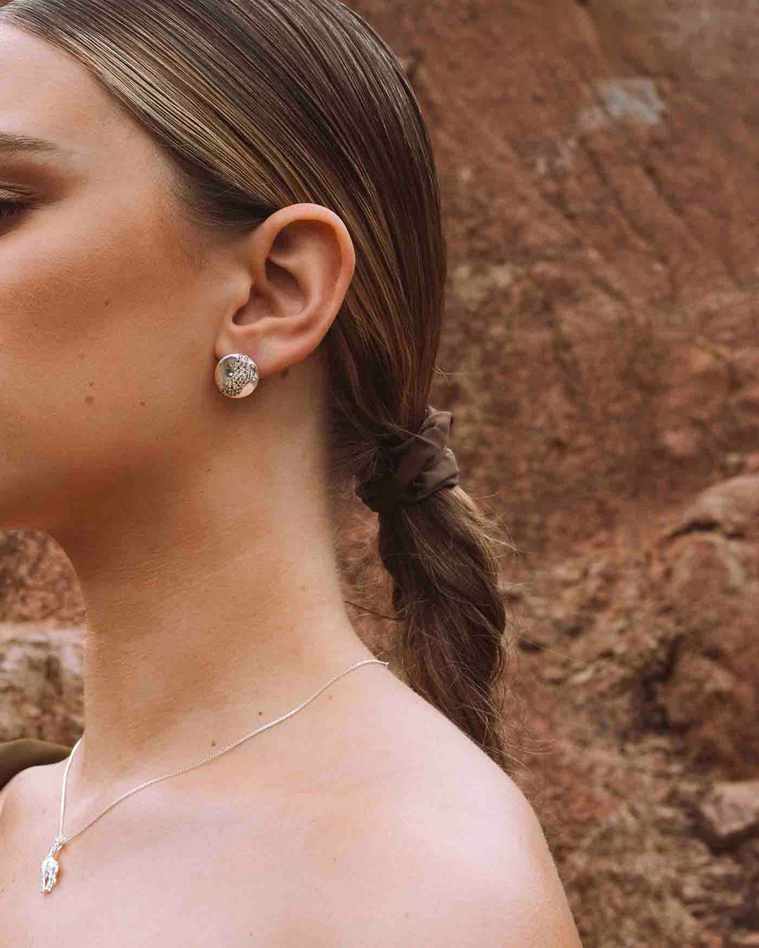 orecchino horizon sfera argento indossato su modella