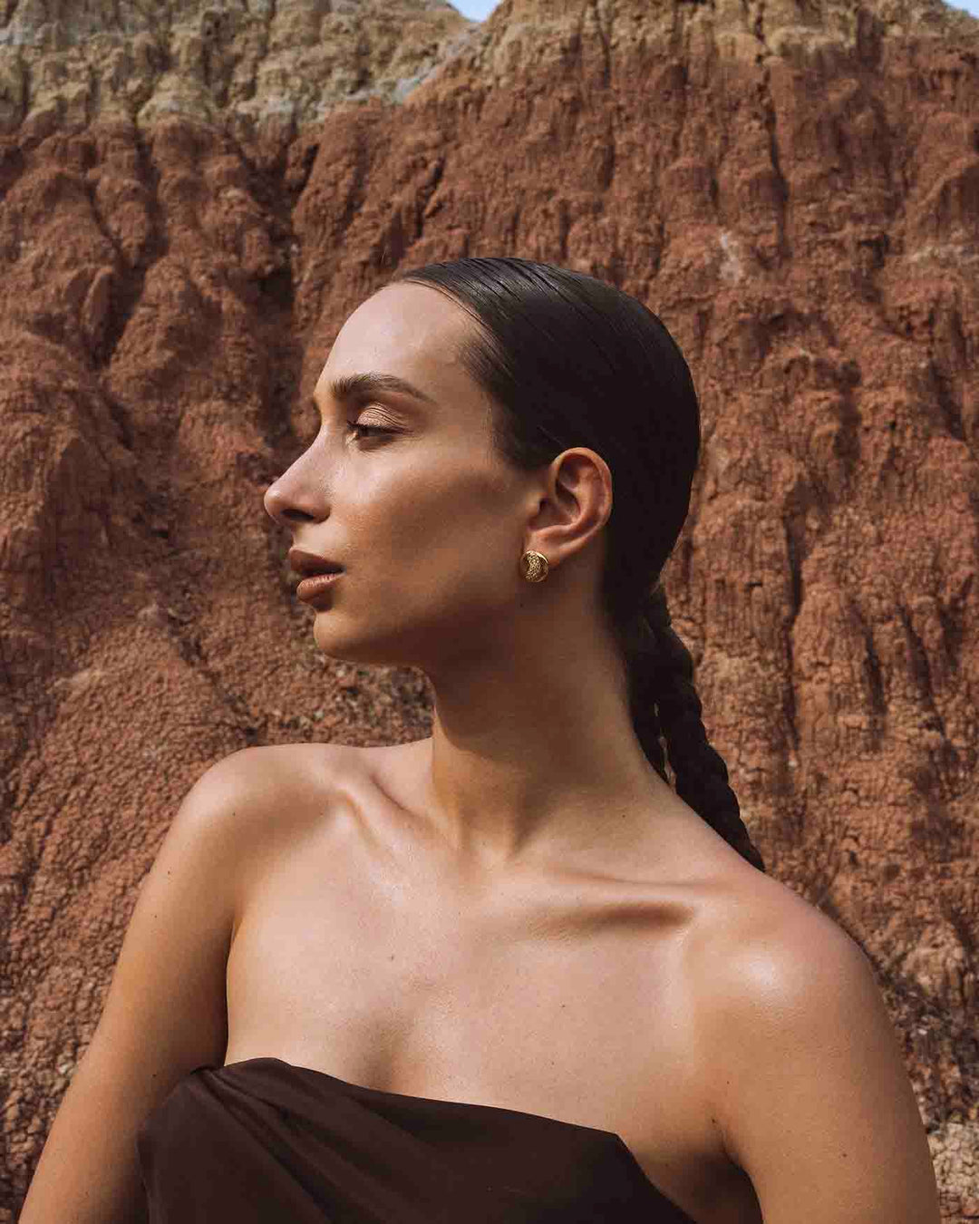 orecchino horizon sfera placcato oro indossato su modella