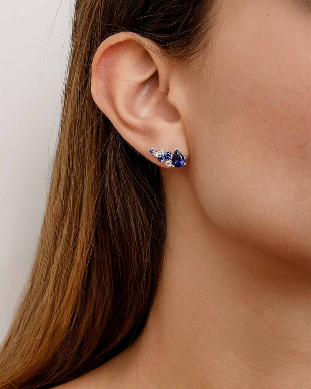 close up indossato orecchino icy argento