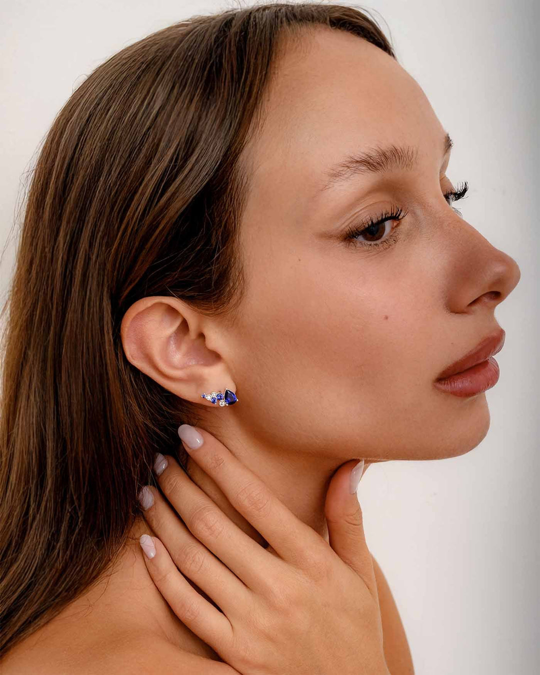 modella indossa orecchino icy argento