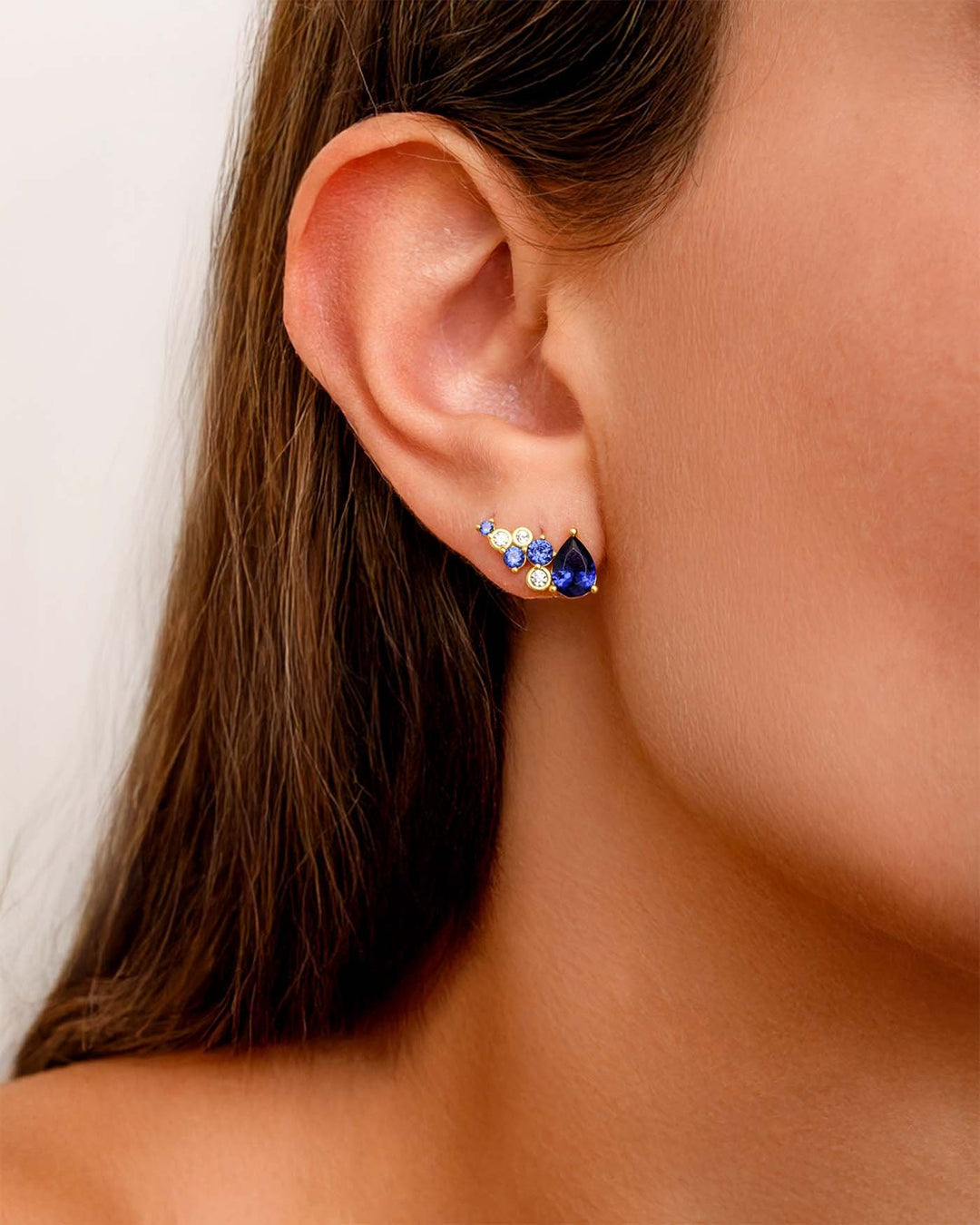 close up indossato orecchino icy oro