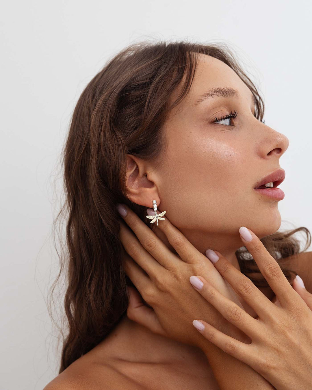 modella indossa orecchino libellula argento