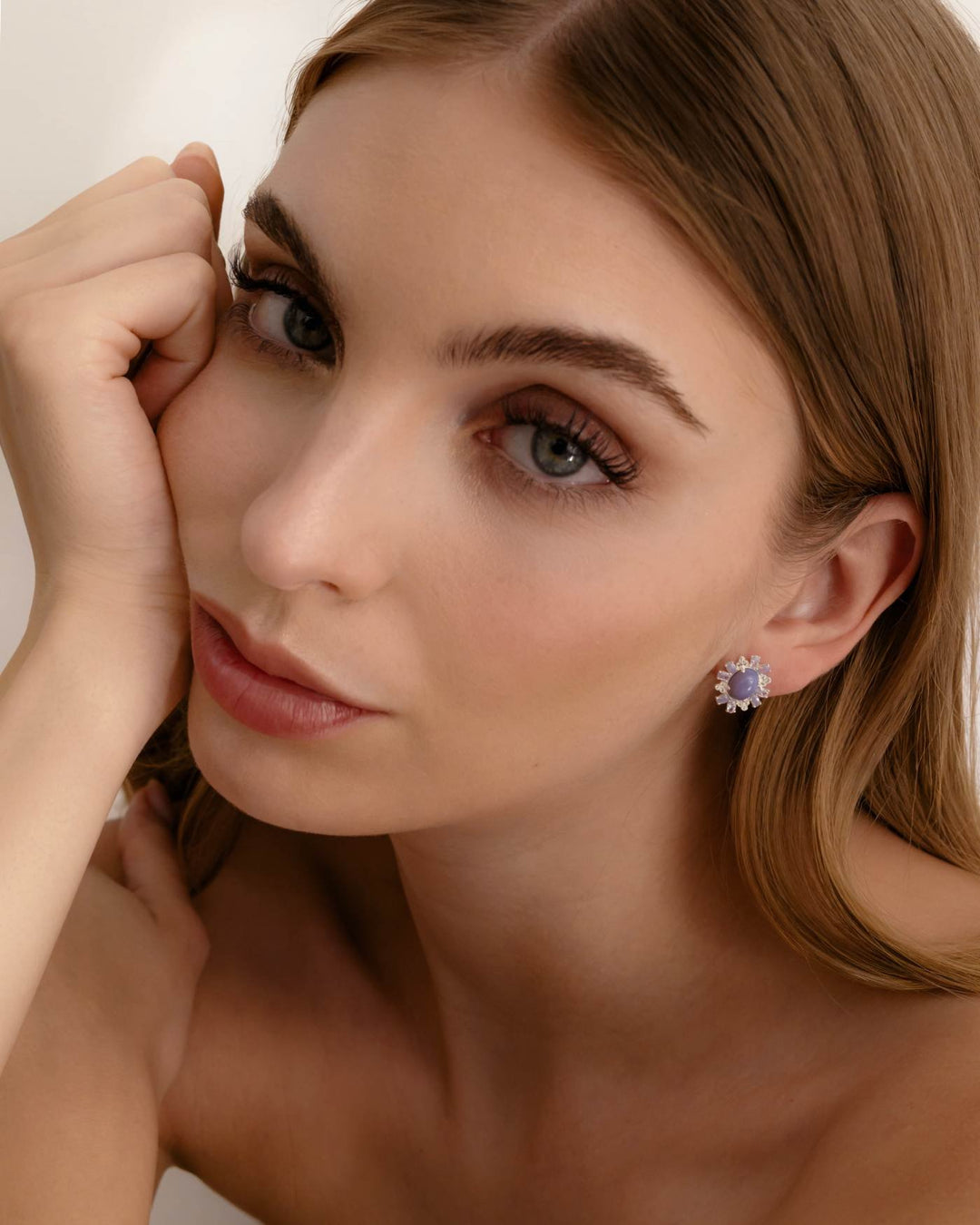 modella indossa orecchino lilac