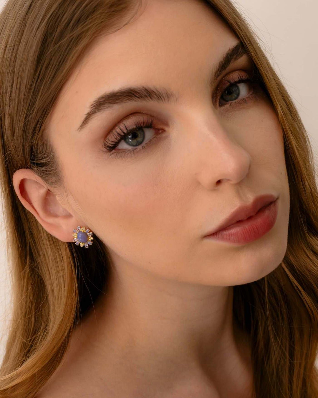 modella indossa orecchino lilac