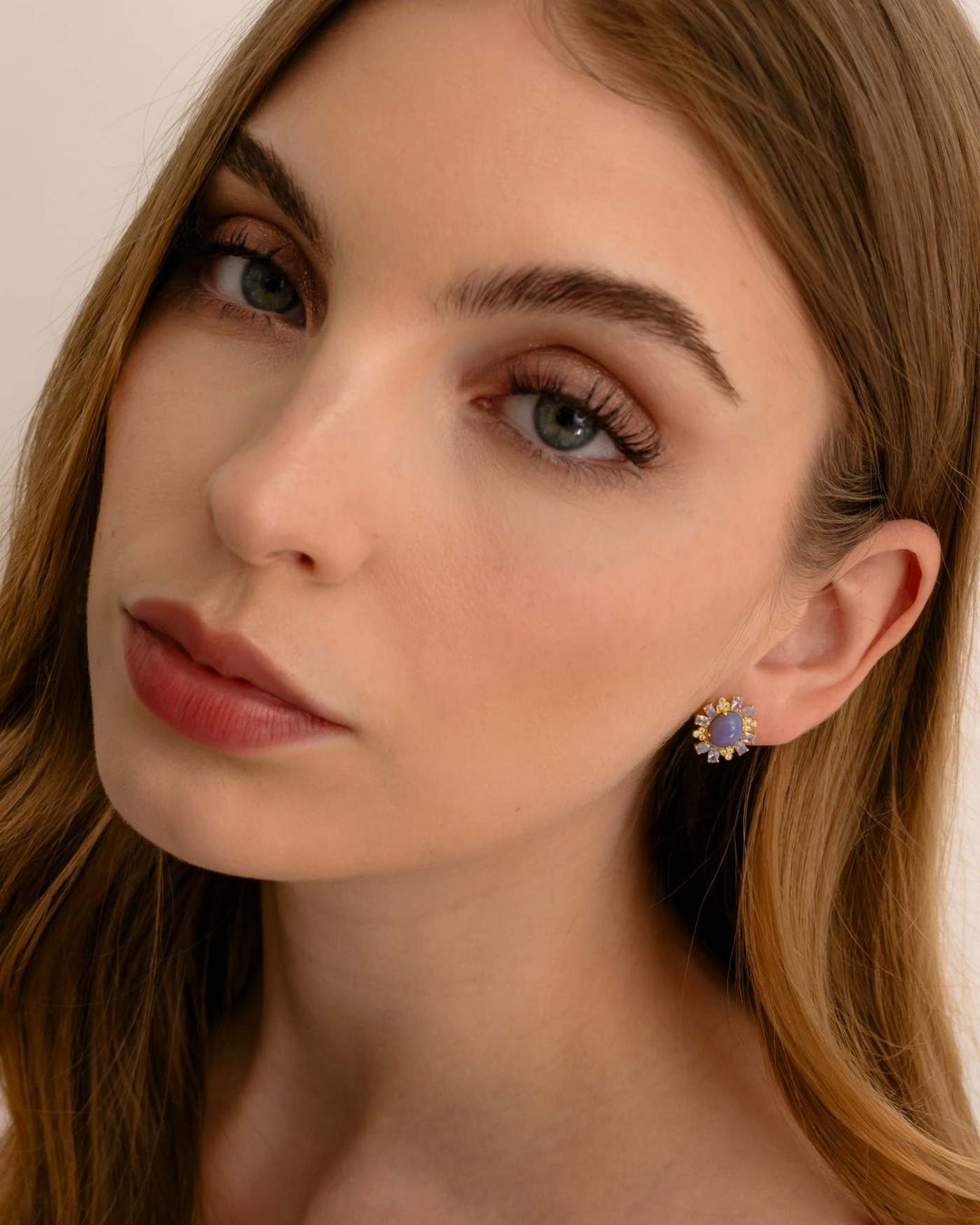 modella indossa orecchino lilac