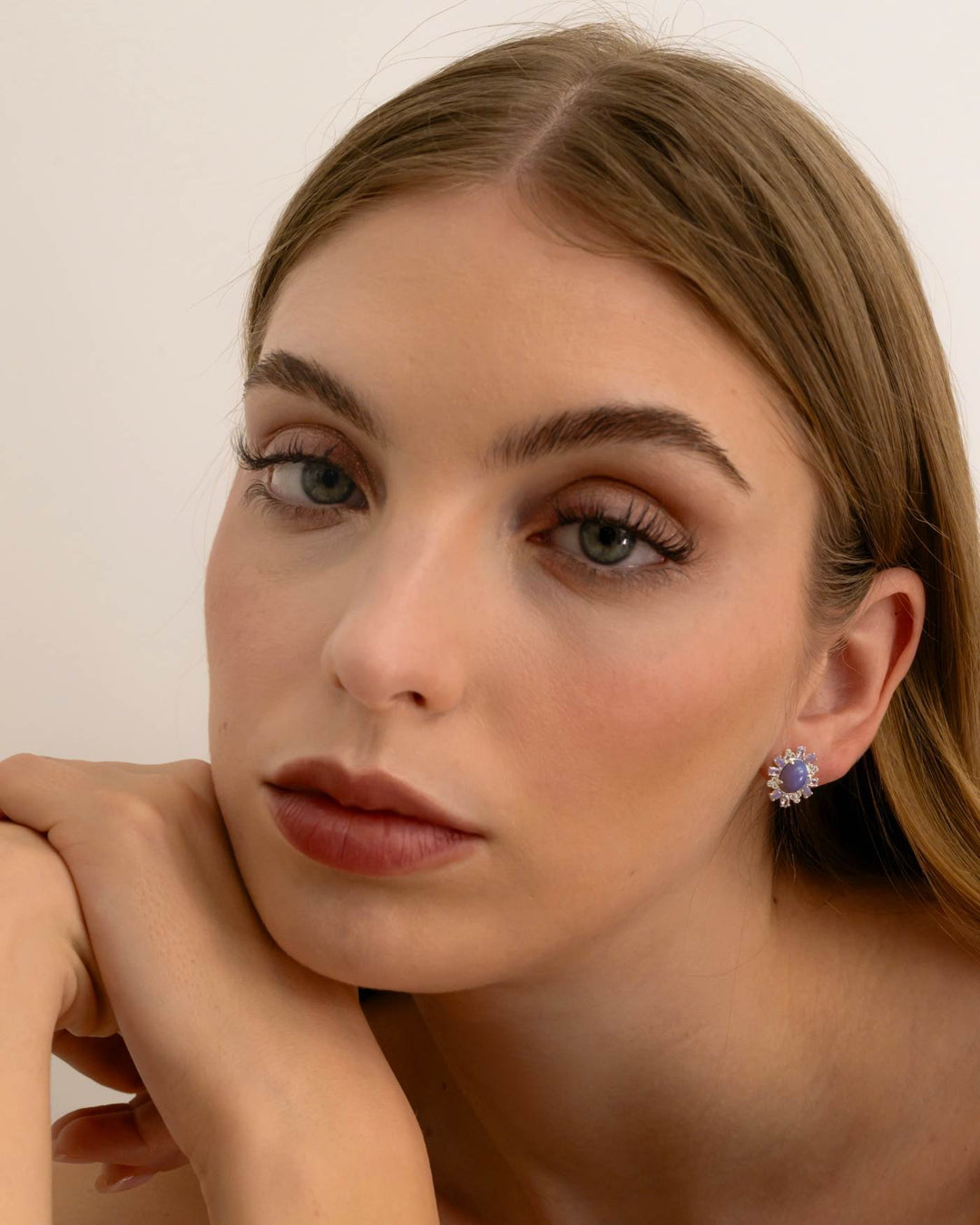 modella indossa orecchino lilac