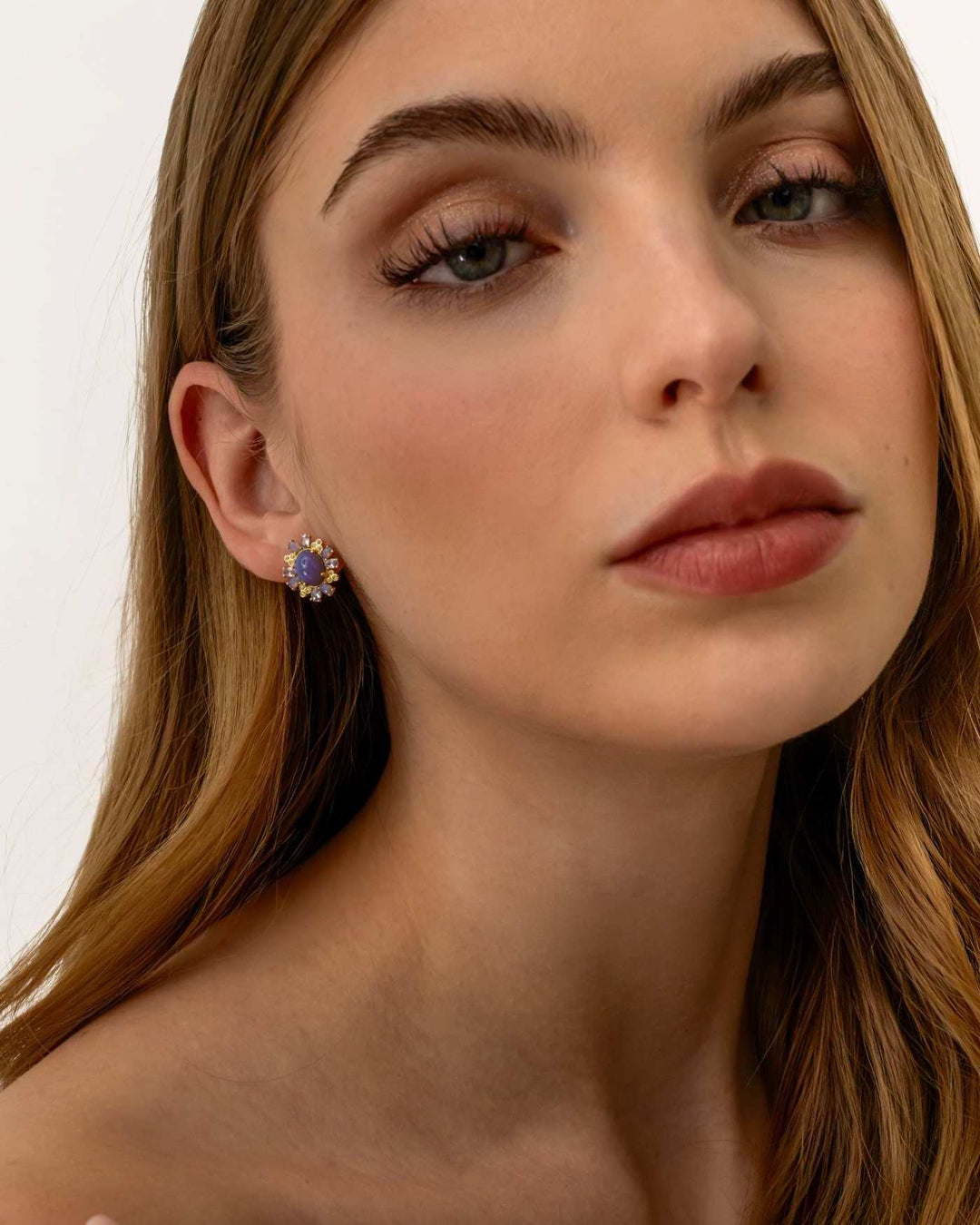 modella indossa orecchino lilac