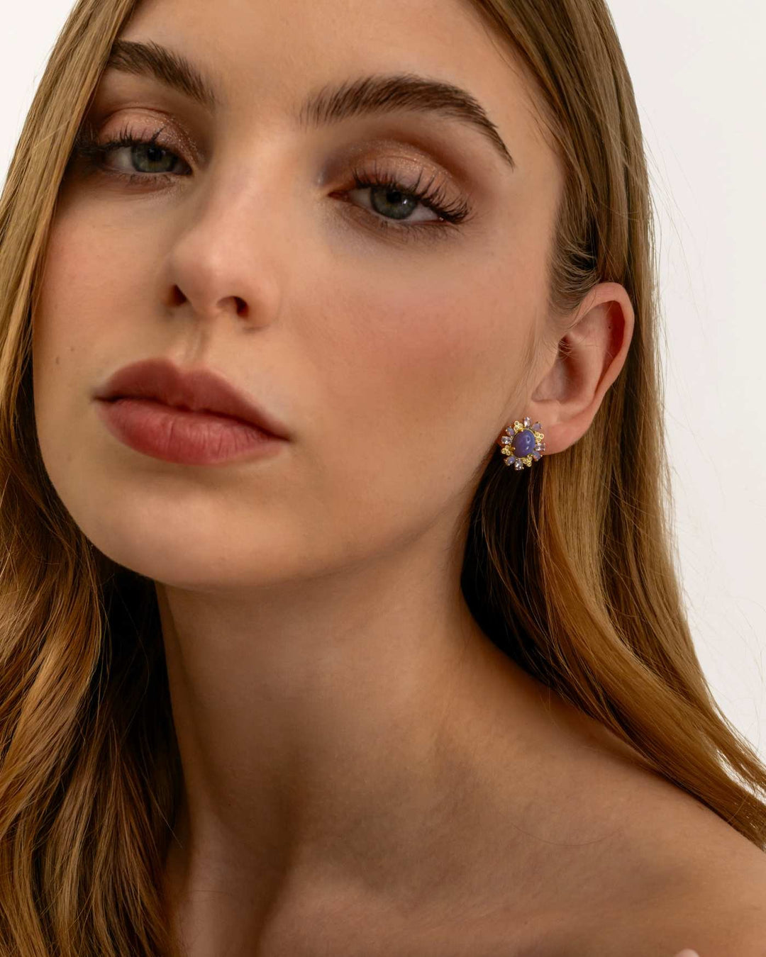 modella indossa orecchino lilac