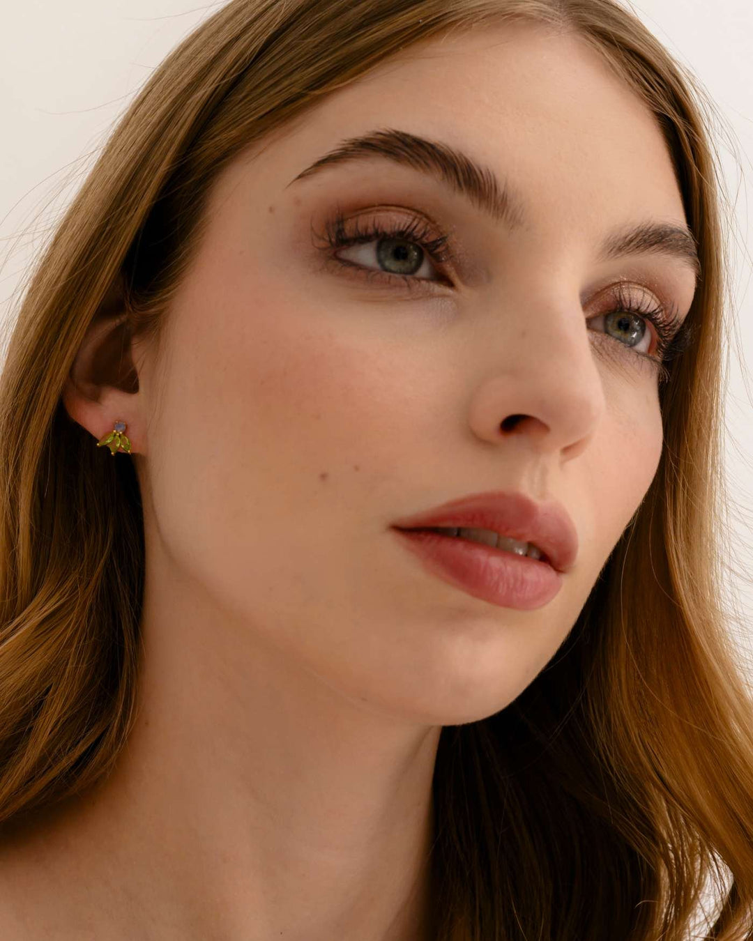 modella indossa orecchino lilia
