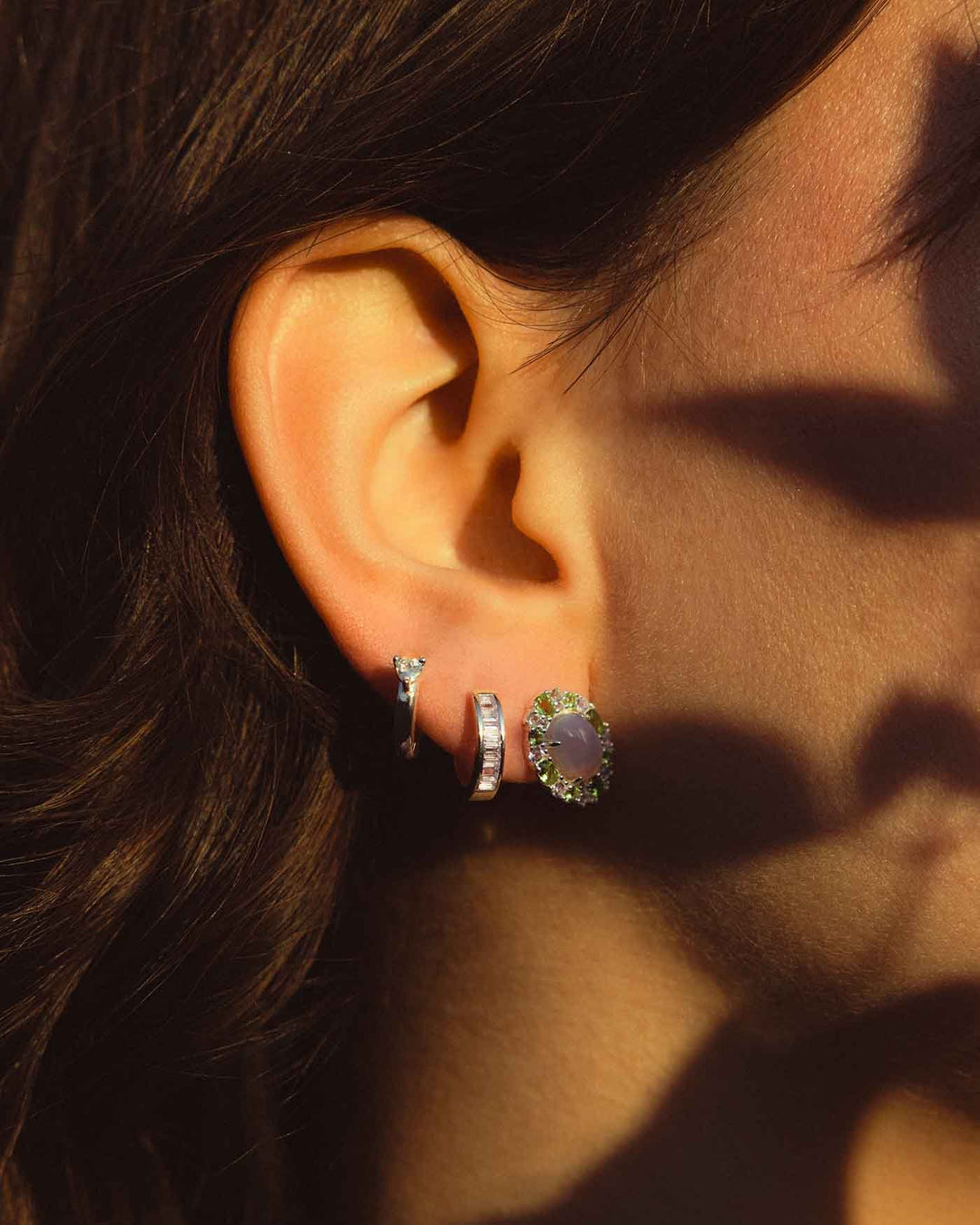 close up abbinamento orecchino lilypad con altri orecchini a hoop 