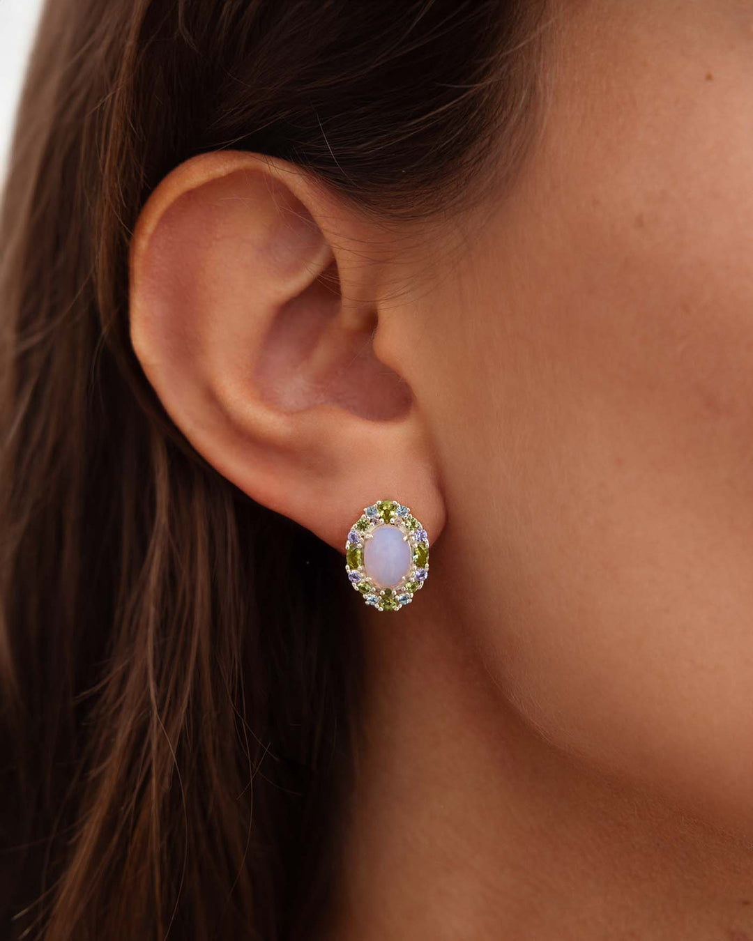 close up indossato orecchino lilypad argento