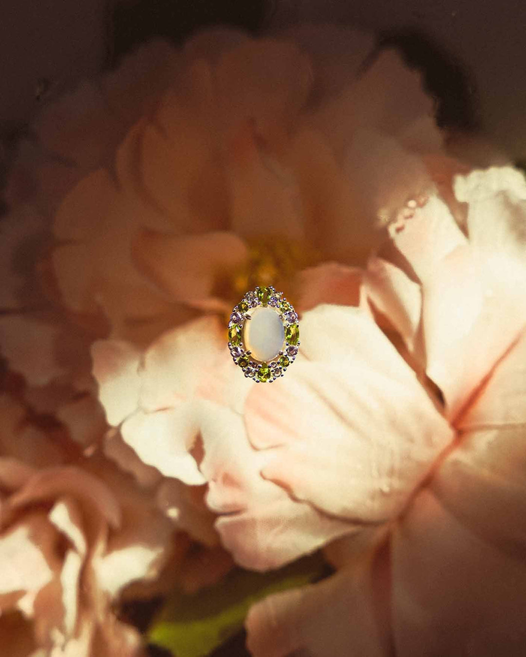 orecchino lilypad su sfondo floreale