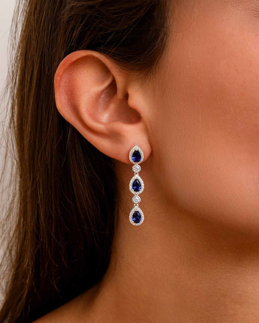 close up indossato orecchino midnight argento