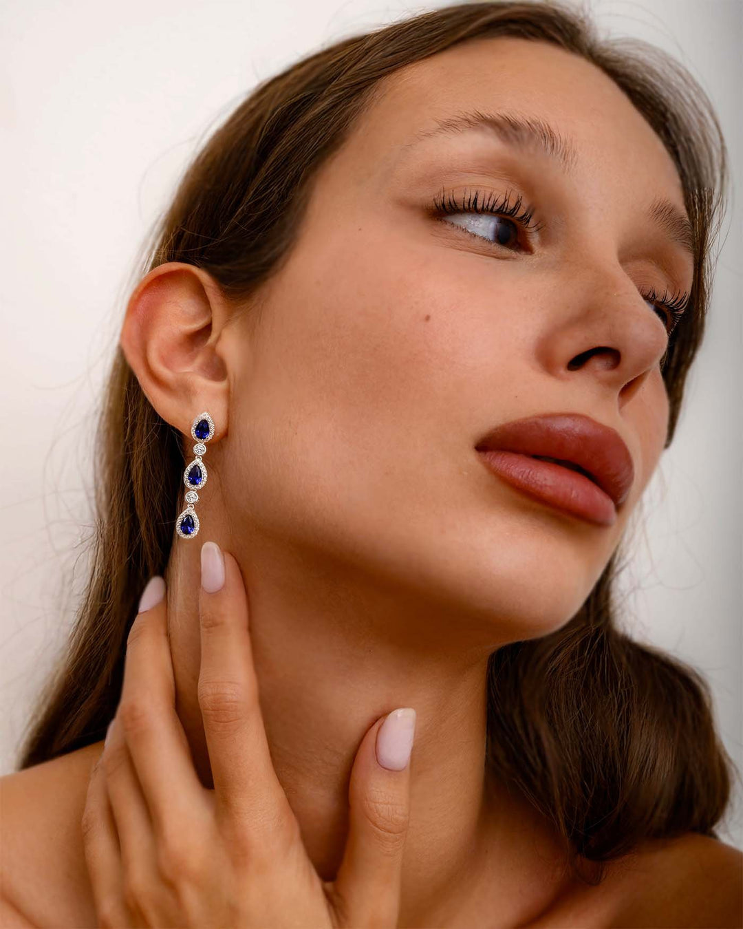 modella indossa orecchino midnight argento