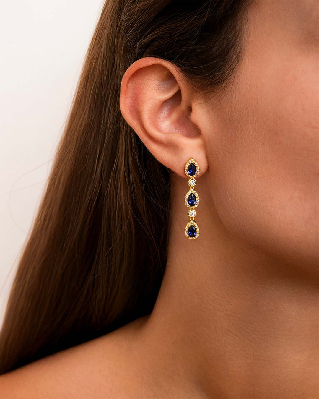 close up indossato orecchino midnight oro