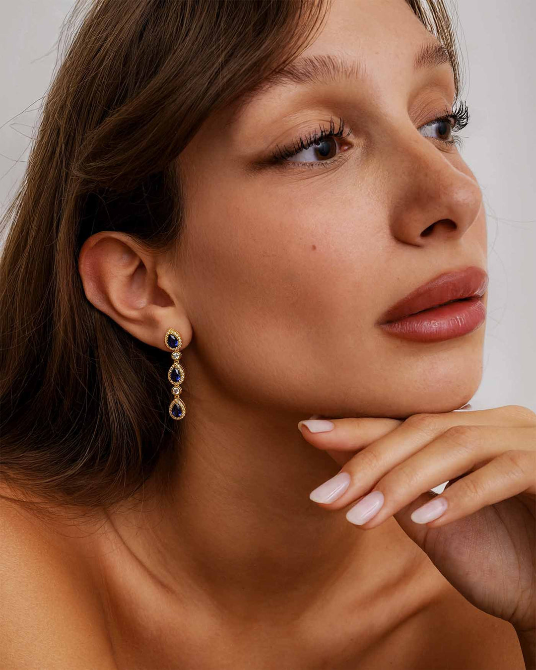 modella indossa orecchino midnight oro