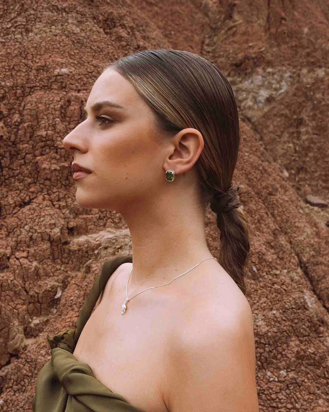 orecchino mirage argento indossato su modella