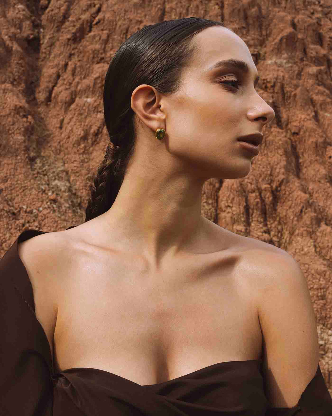 orecchino mirage placcato oro indossato su modella