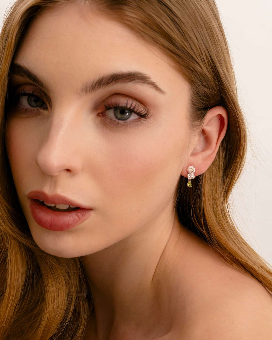 modella indossa orecchino peonia