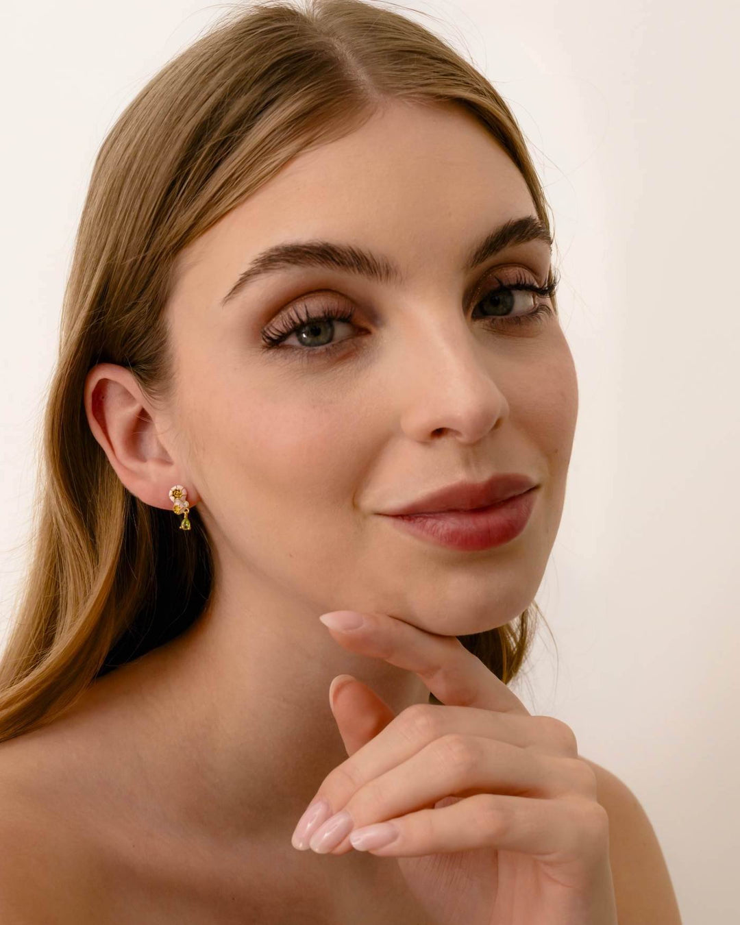 modella indossa orecchino peonia