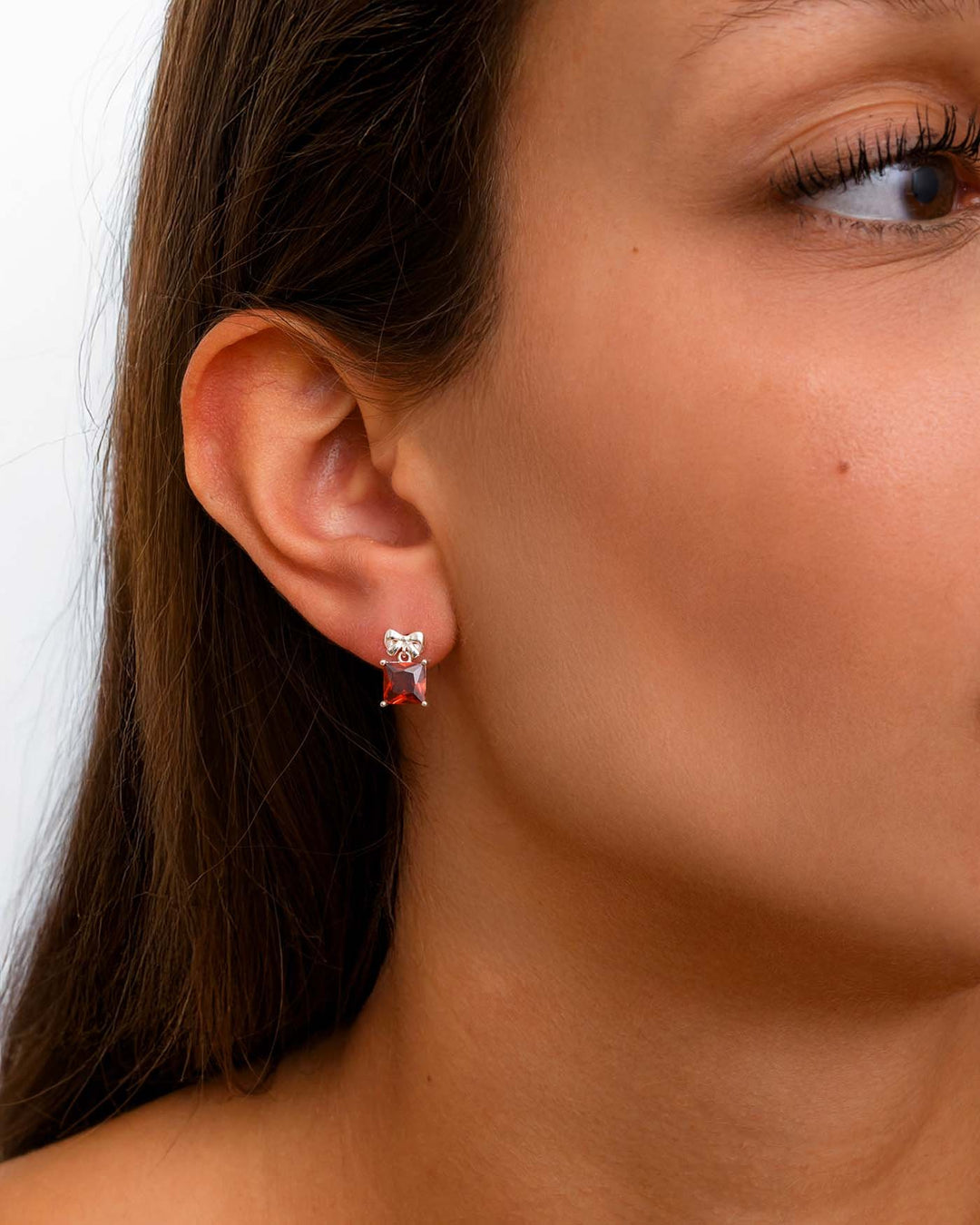 close up indossato orecchino present argento