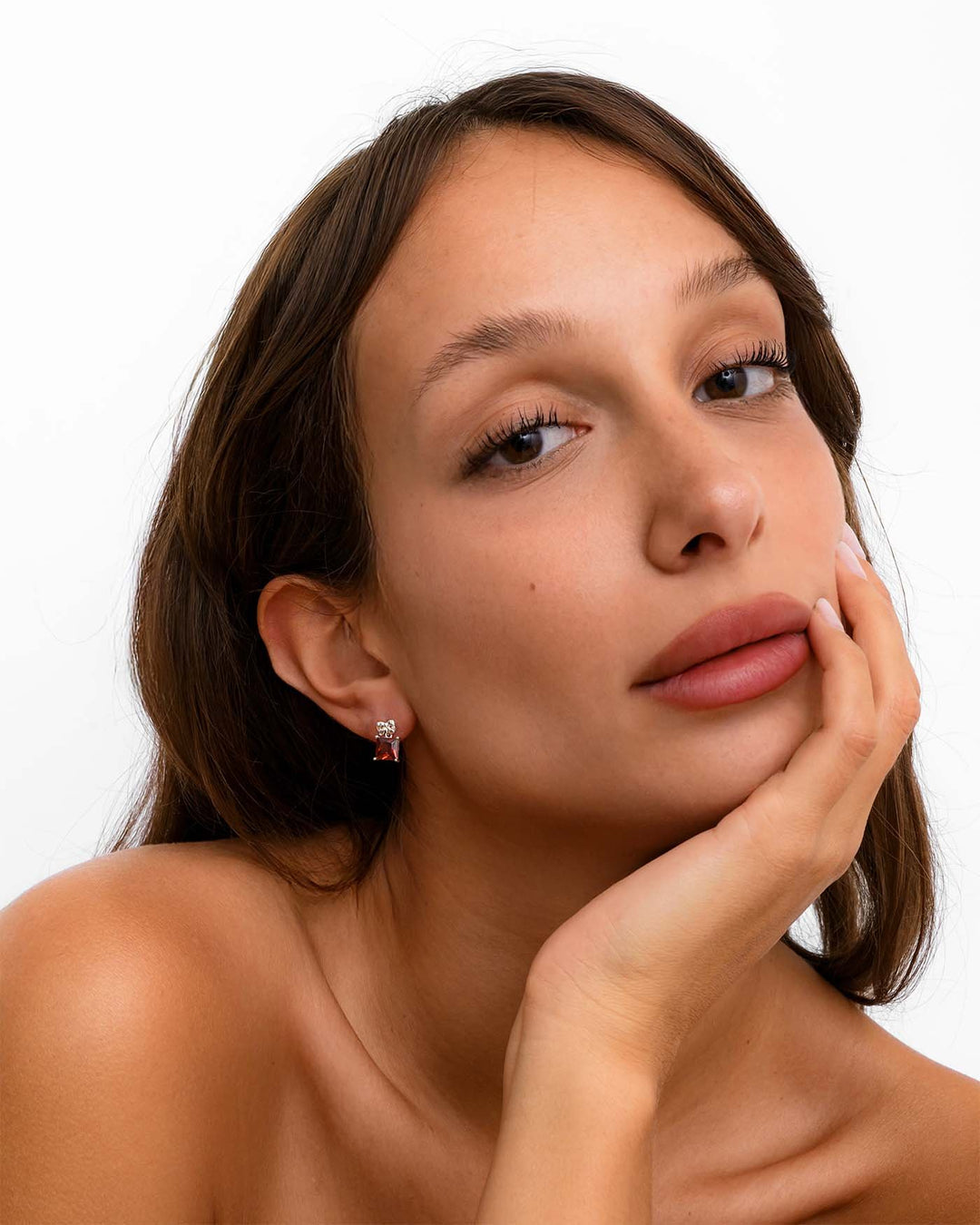 modella indossa orecchino present argento