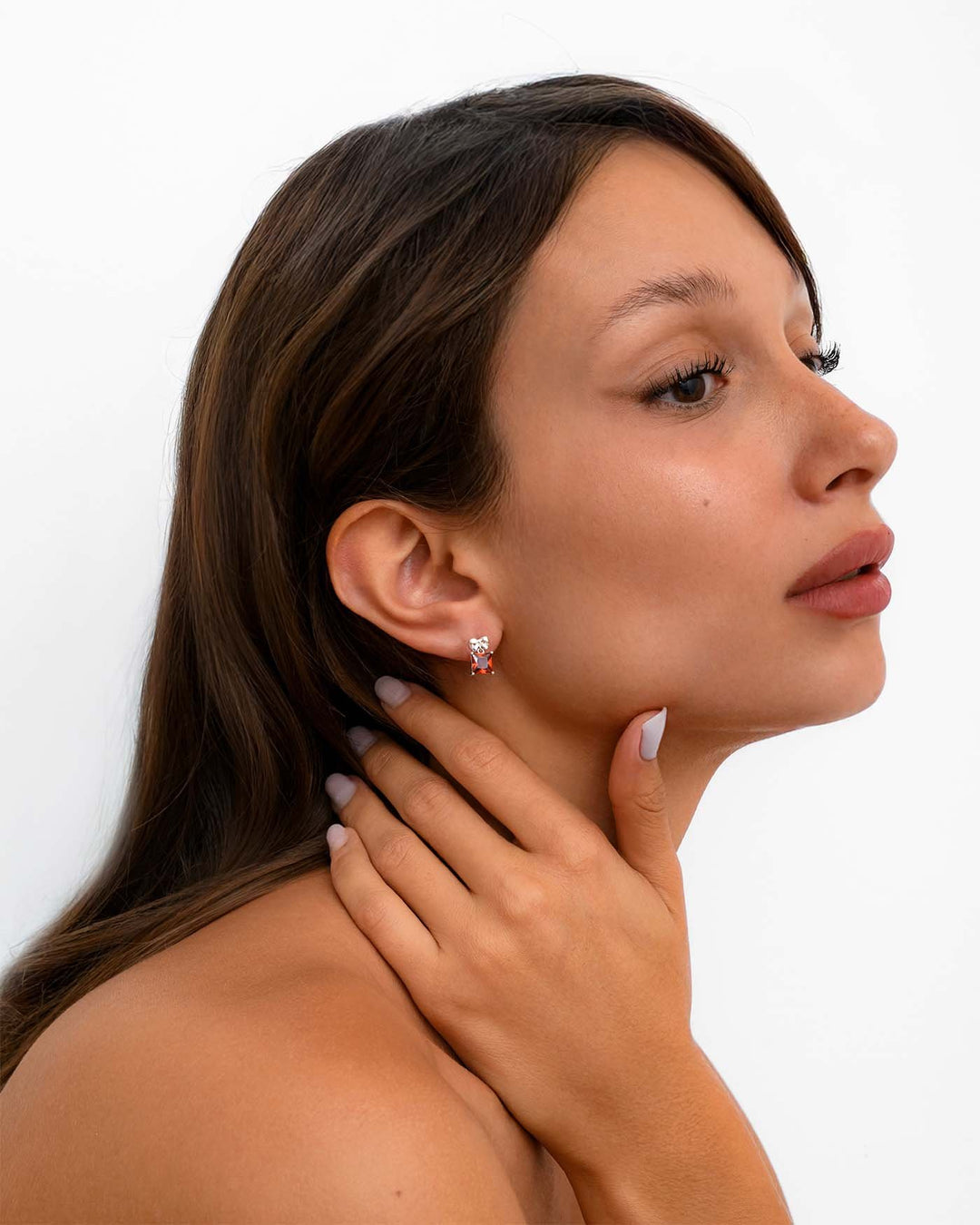 modella indossa orecchino present argento