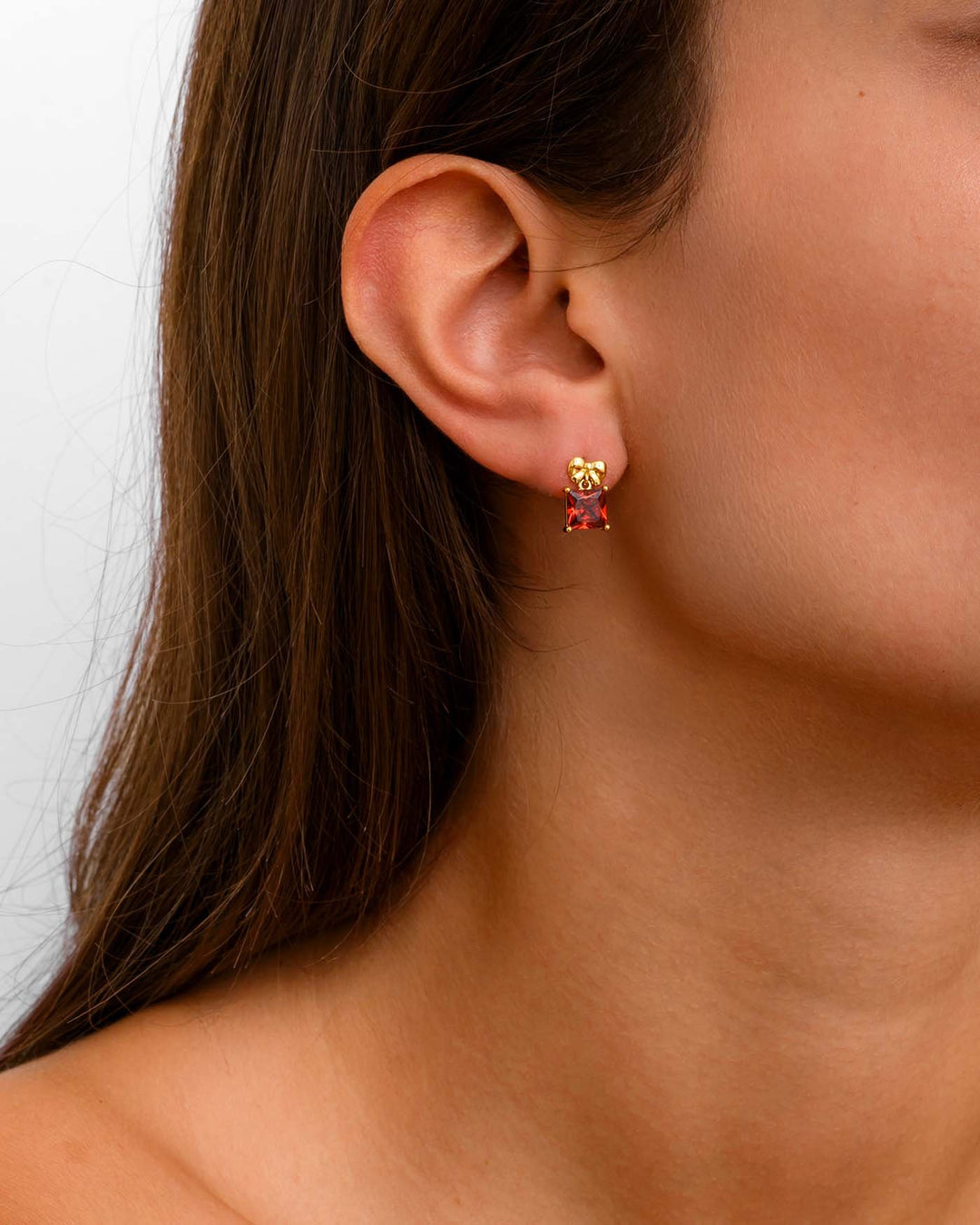 close up indossato orecchino present oro