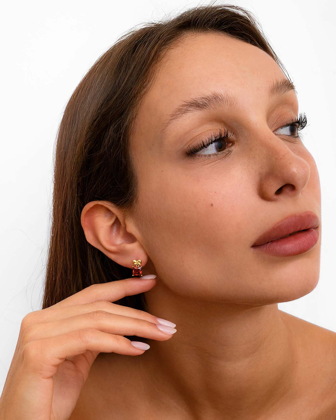 modella indossa orecchino present oro