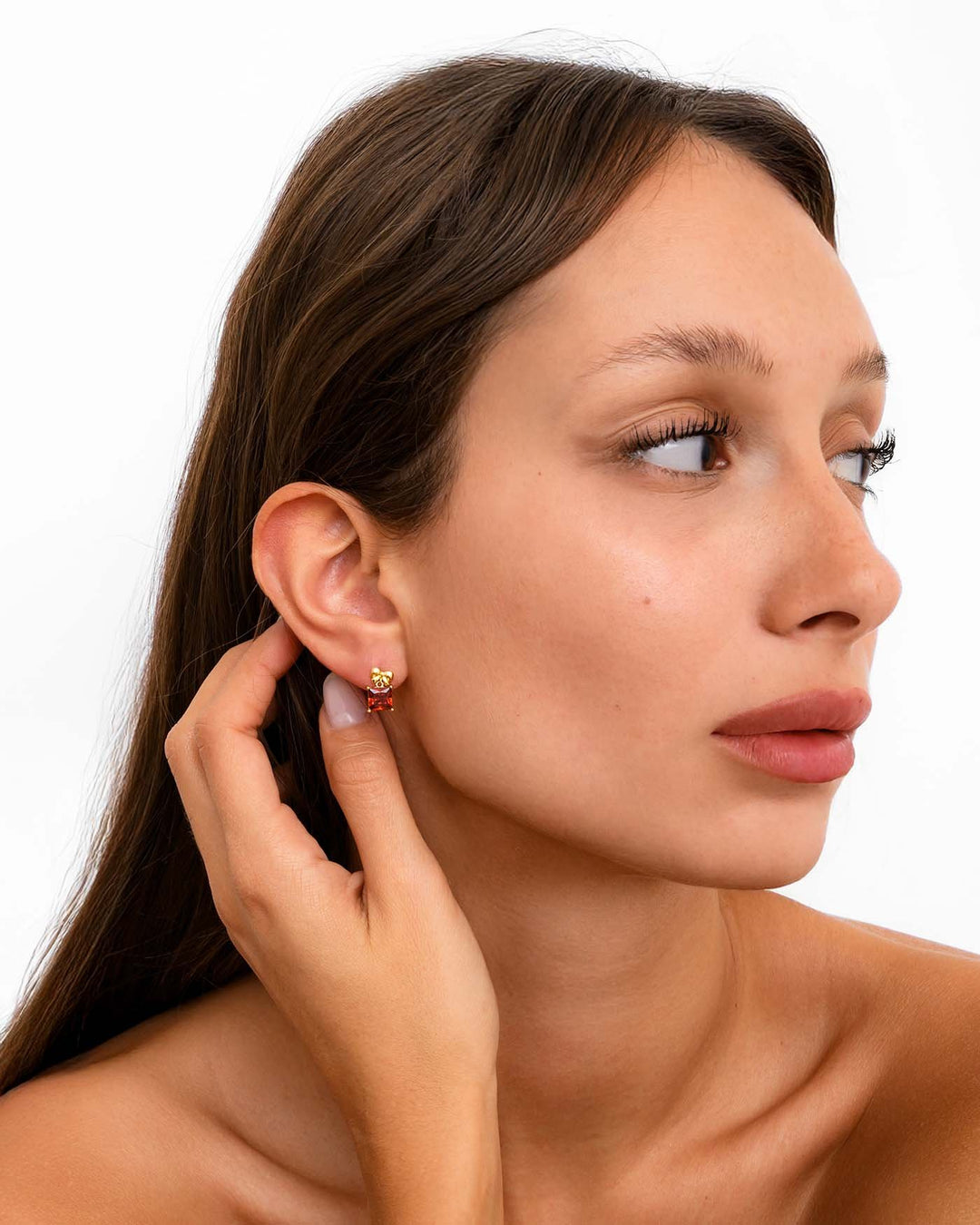 modella indossa orecchino present oro