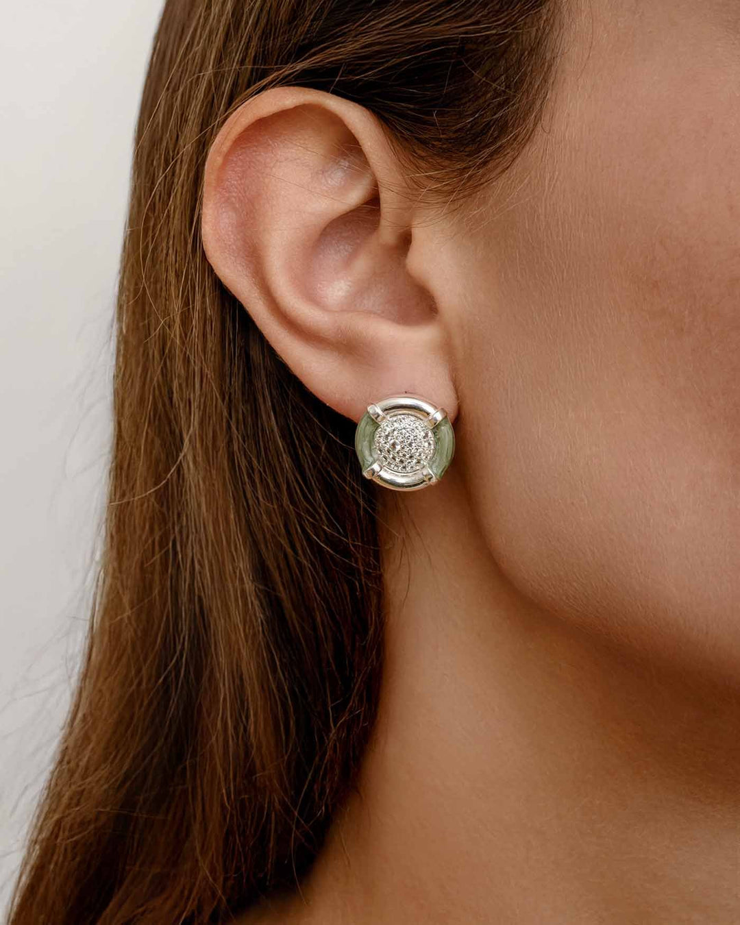 close up indossato orecchino retro argento