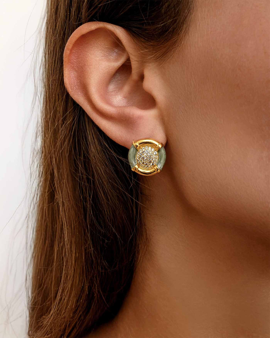 close up indossato orecchino retro oro