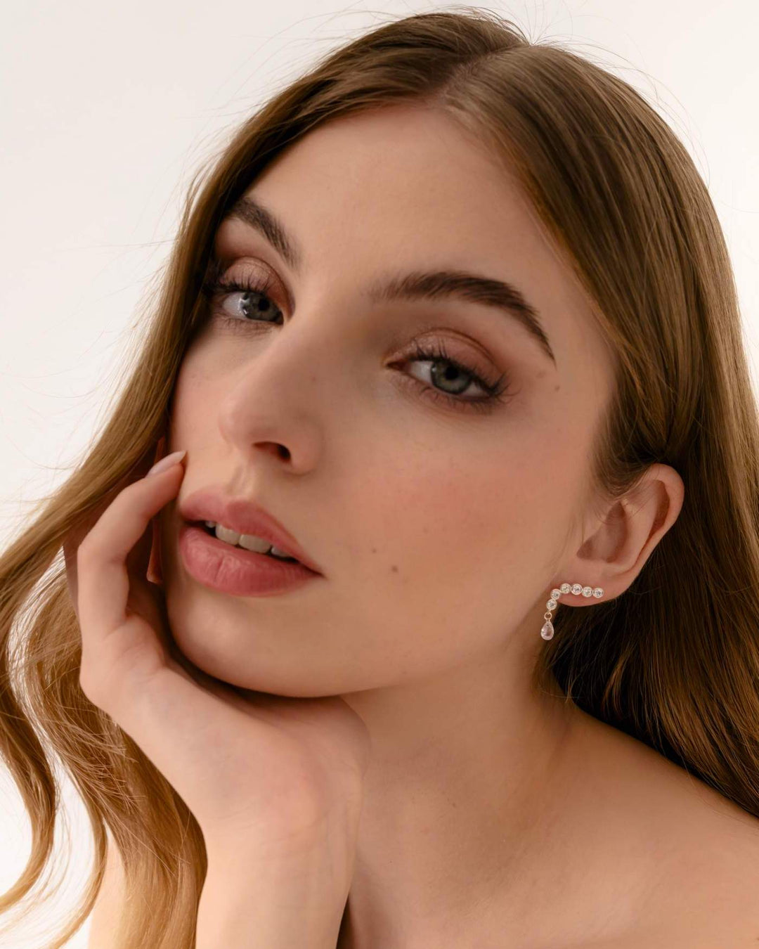 modella indossa orecchino rosalia 