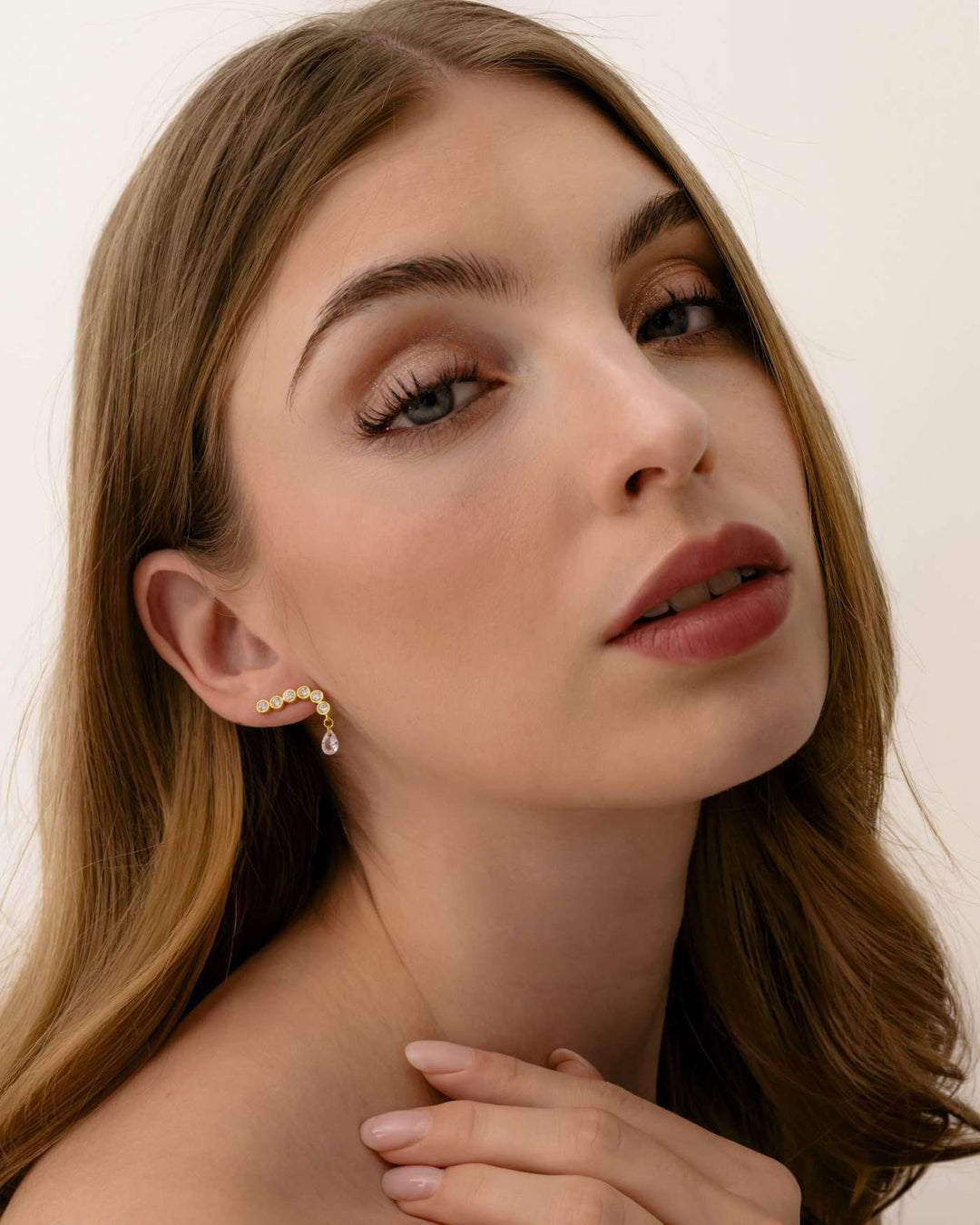 modella indossa orecchino rosalia 